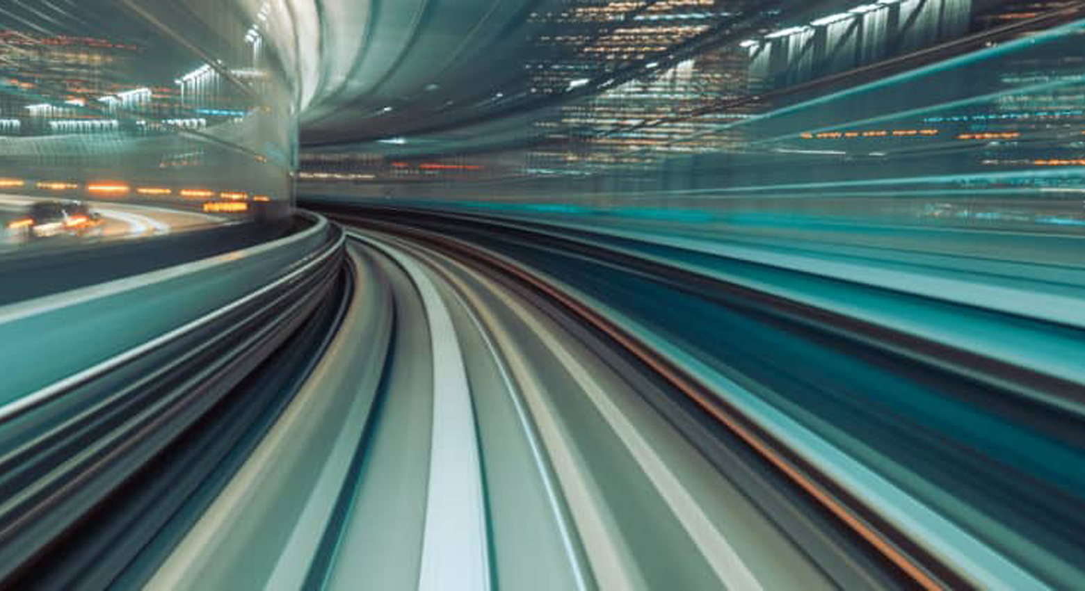 高速公路上的模糊灯光 