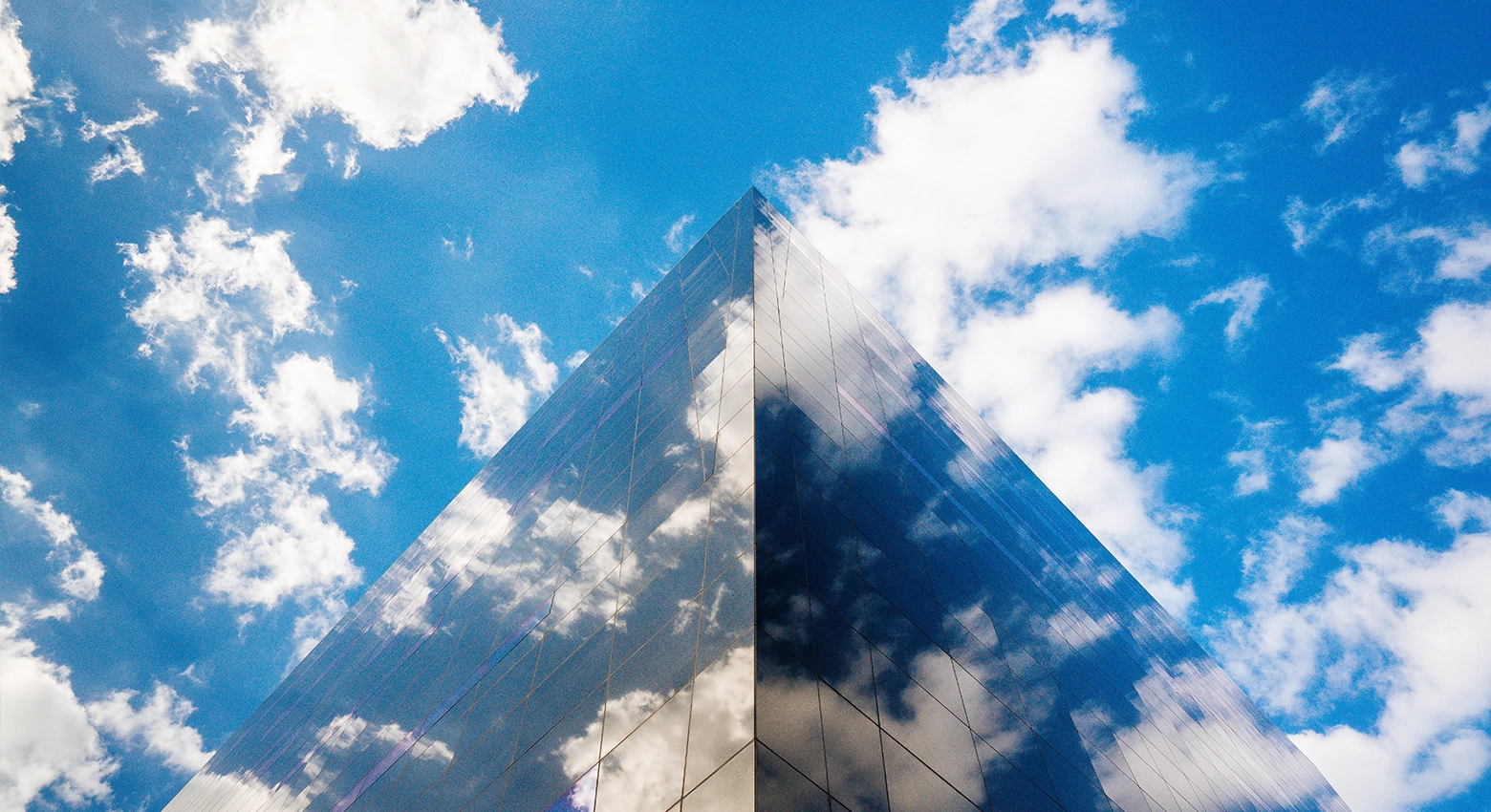 云中的摩天大楼顶部