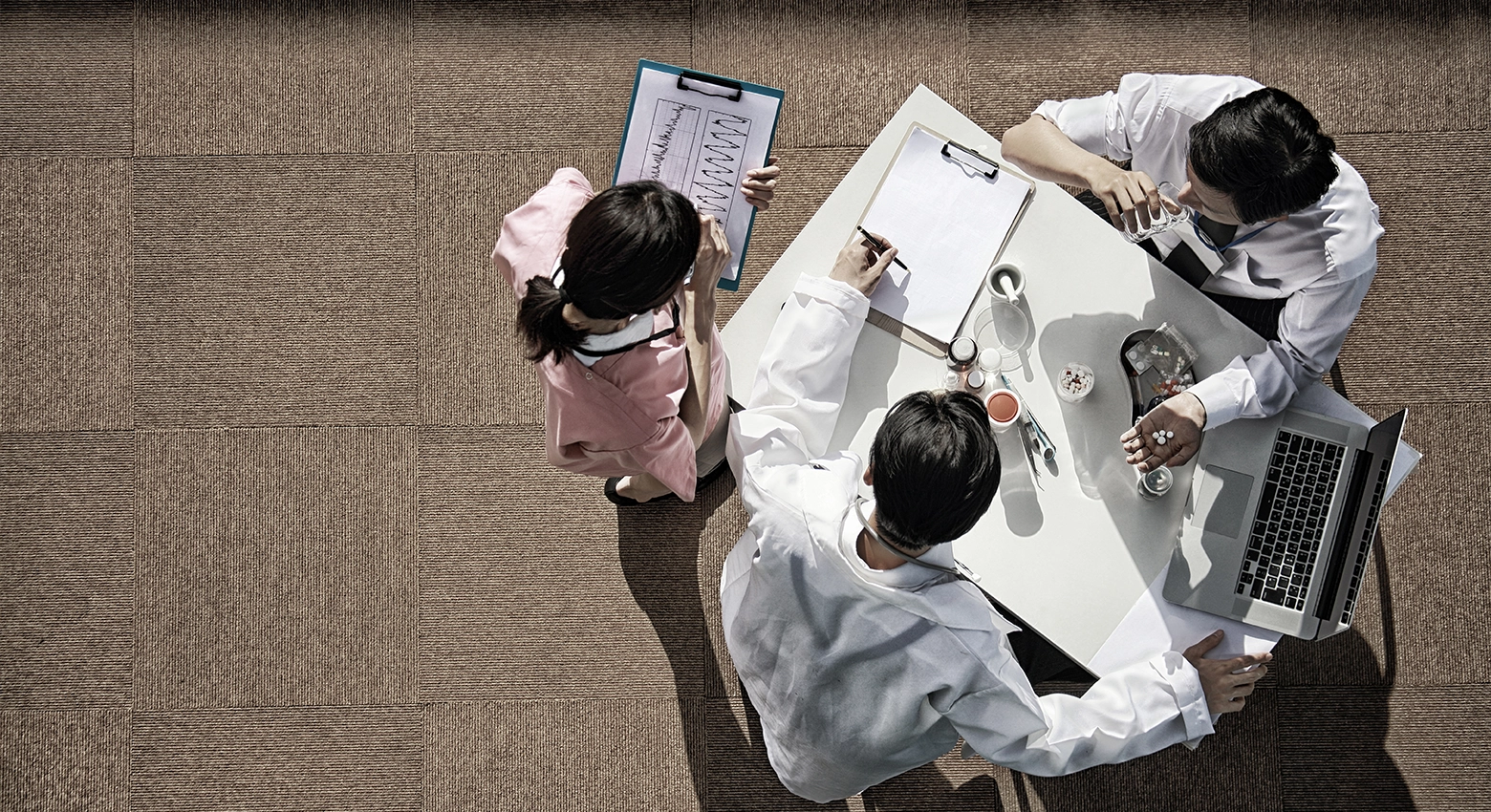 医生们坐下来交谈