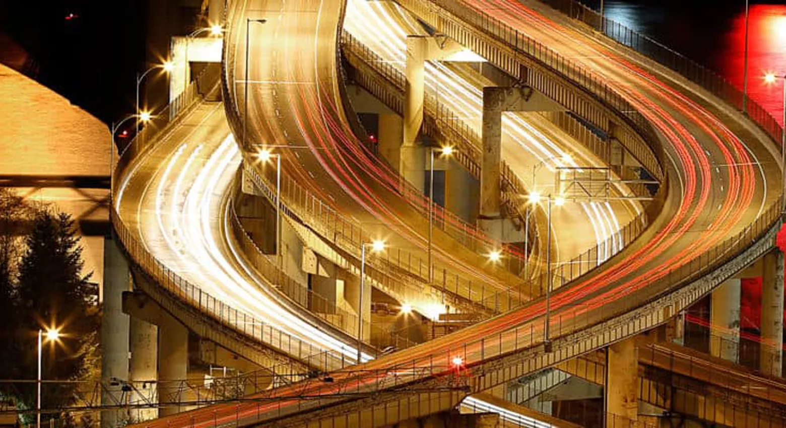 有灯光的高速公路 