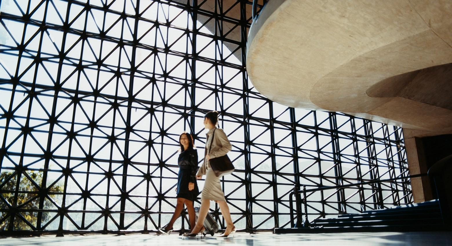 女性在建筑物内行走