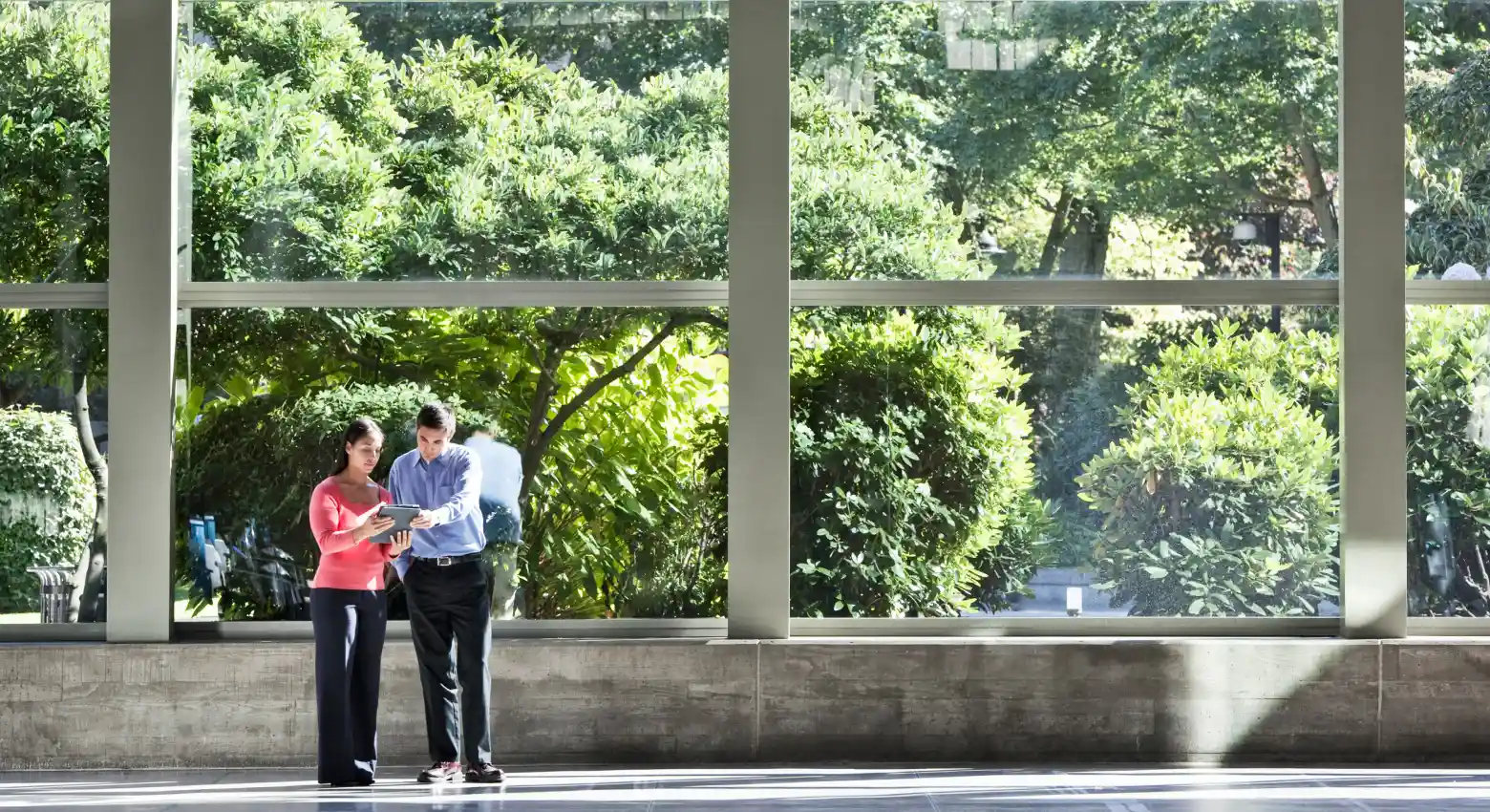 一名男性和一名女性正在看平板电脑